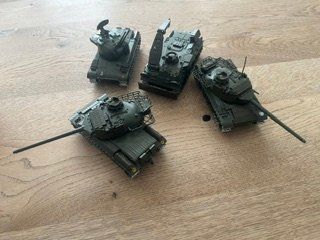Kit di modellismo & Modellini statici: 4 Modellpanzer Solido AMX -30 Kampf / Berge + Flak selten – Usato da Wohlenschwil venduto da Tirpiz
