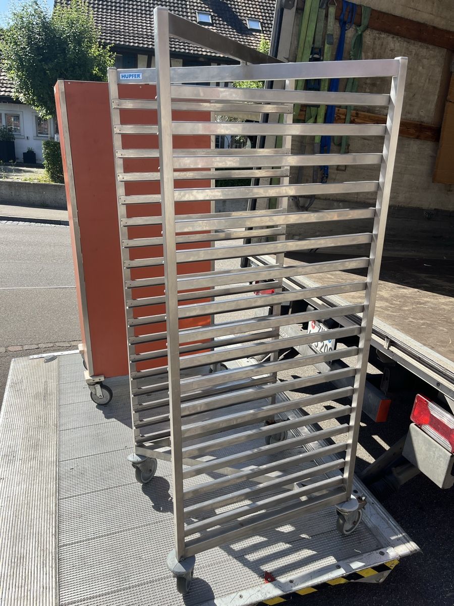 Contenitori edile: Hupfer Gastro  GN 2/1 Regalwagen mit 18 Einschübe – Usato da Flaach venduto da Auto6011 1