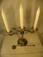 Schön verzierter 3-armiger Kerzenständer mit Kerzenlöscher
