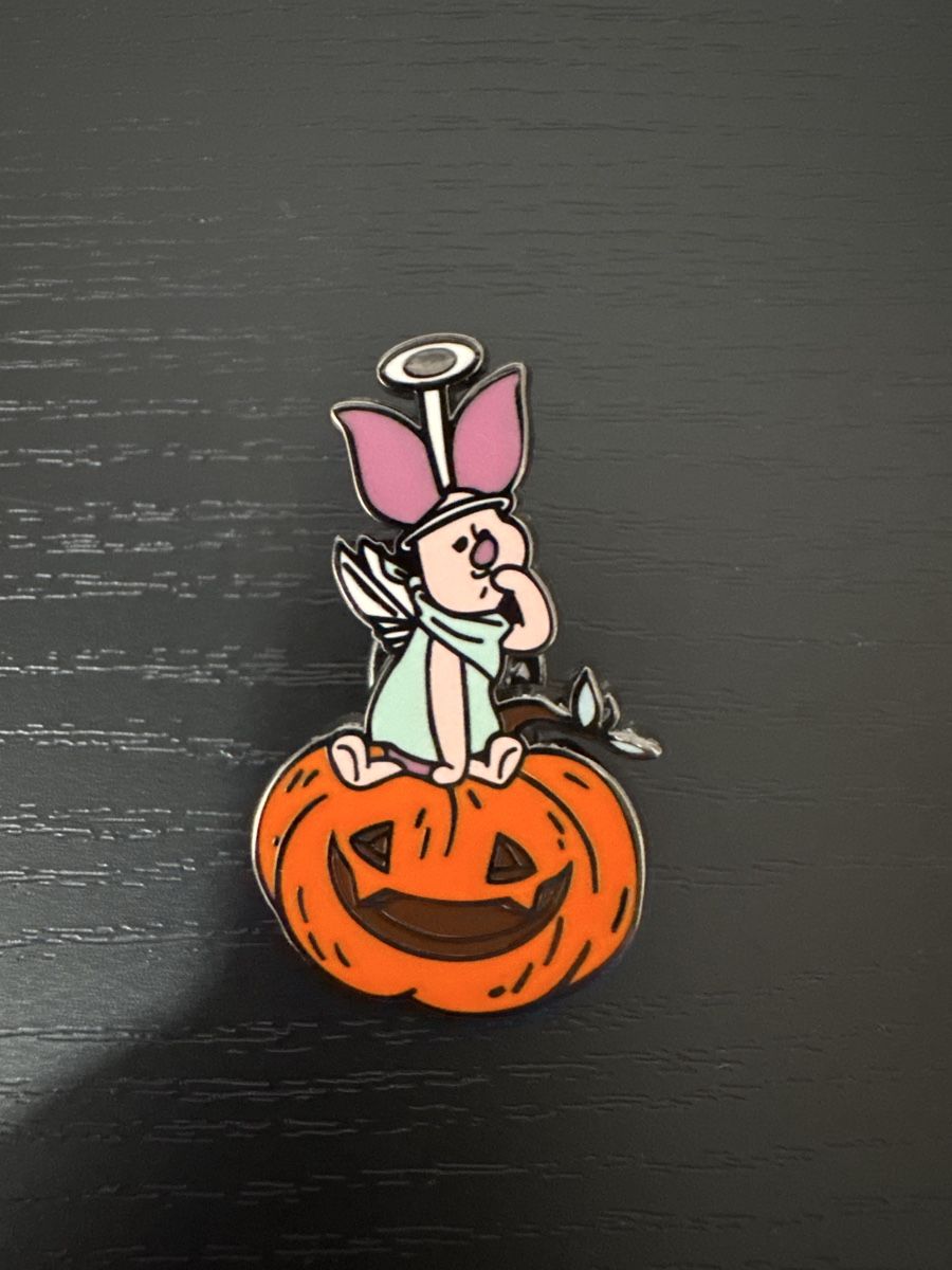 Placchette & Badge: Loungefly Disney Halloween Pin - Ferkel – Nuovo (secondo la descrizione) da wynigen venduto da Birnenmus