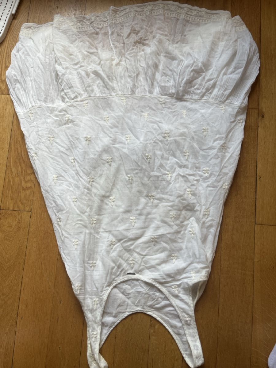 Robes: Robe blanche Rapsodia brodée taille L – D'occasion à Lausanne par LorenaOrtega 1