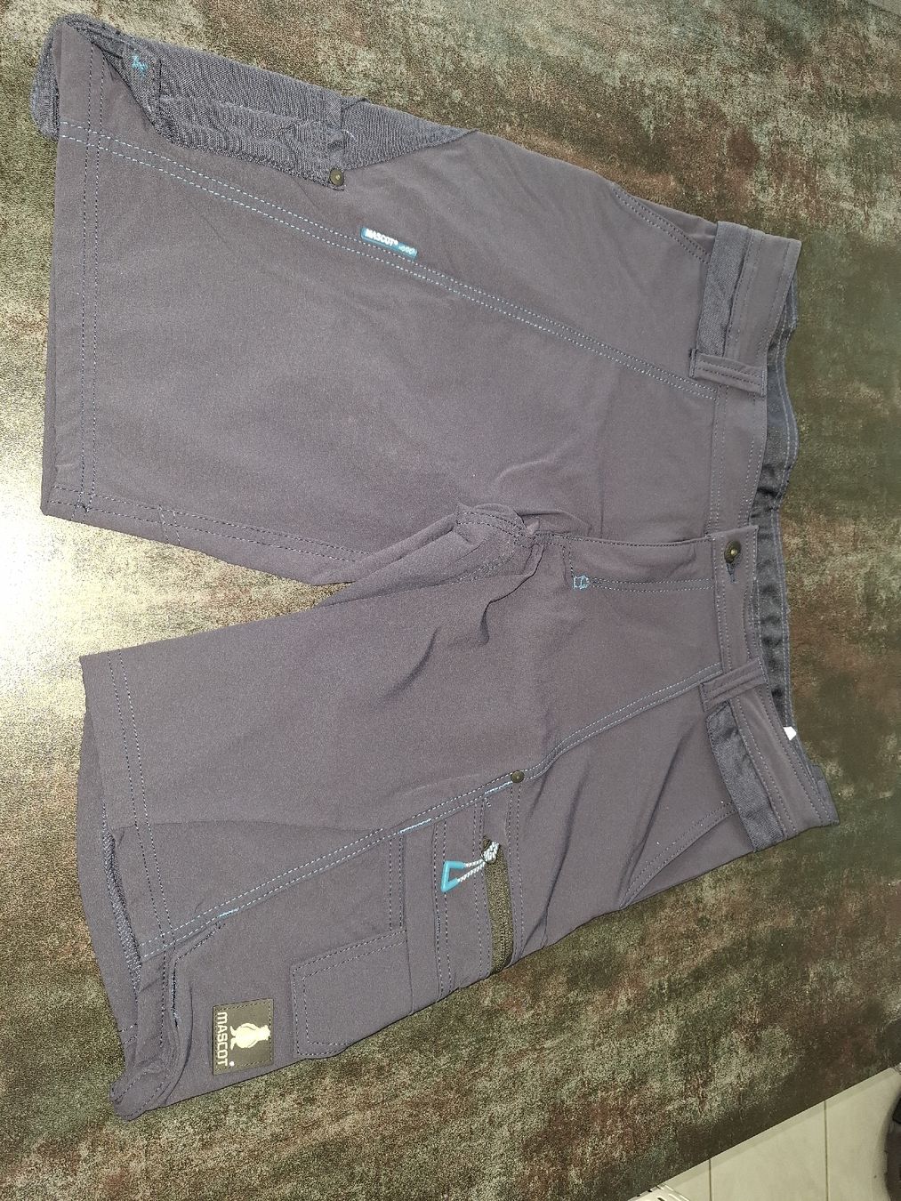 Pantaloni: Mascot Arbeitsshorts dunkelblau Grösse 46 neu – Usato da Siebnen venduto da Knipser5