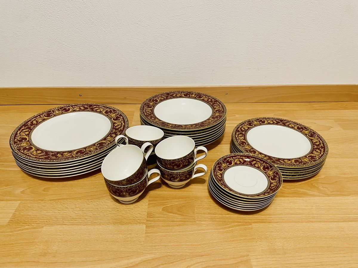Set di piatti: Royal Bone China Speiseservice – Usato da Chur venduto da Tsambiko