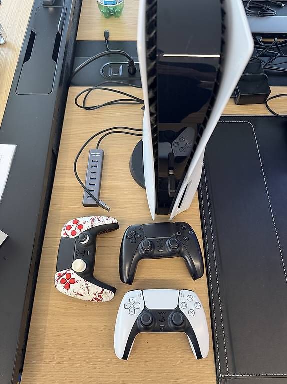 Sony Console: Playstation 5 Disc Edition | 3 Controller | USB-Hub – Nuovo (secondo la descrizione) da Emmenbrücke venduto da Vlado966