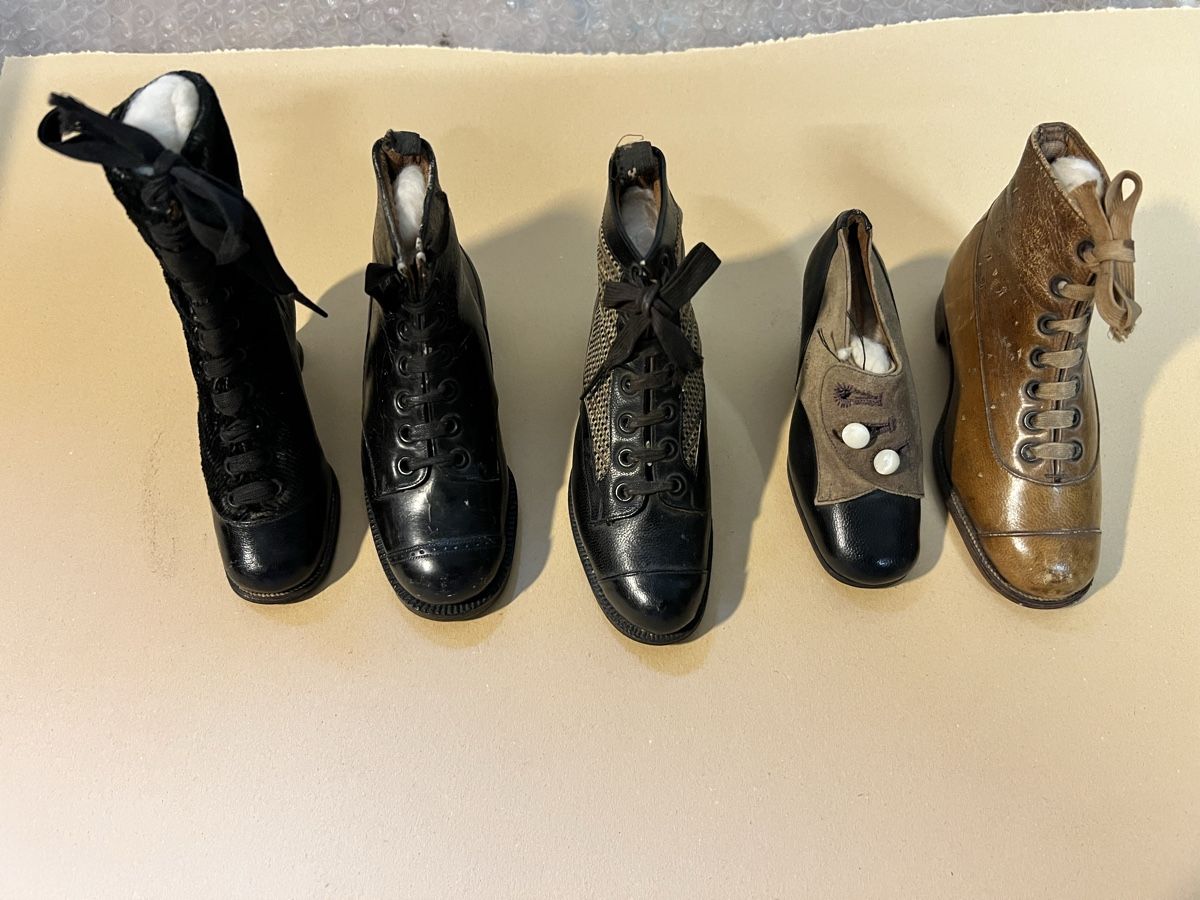 Scarpe da donna: Sammlung 5, miniaturSchuhen aus Leder – Usato da Hombrechtikon venduto da vespa1954 8