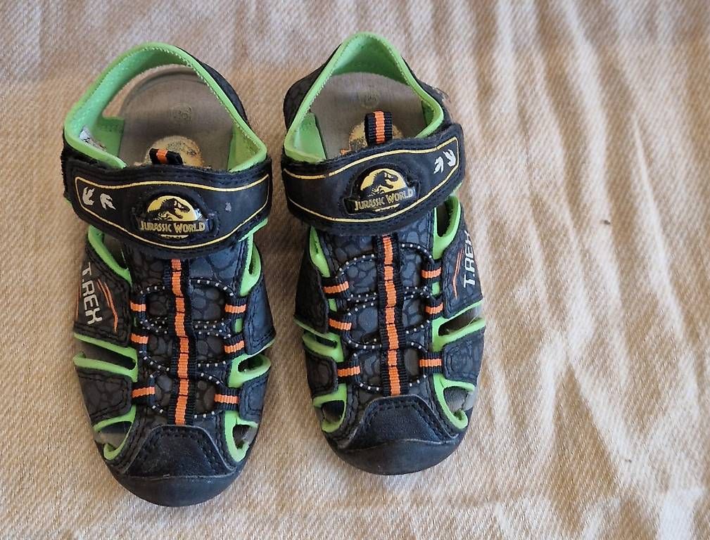 Scarpe per ragazzi: Kinder Sandalen Jurassic World Grösse 24 – Usato da Wolfhausen venduto da Santiago2017