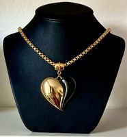 Elegant heart necklace made of gold-plated steel.