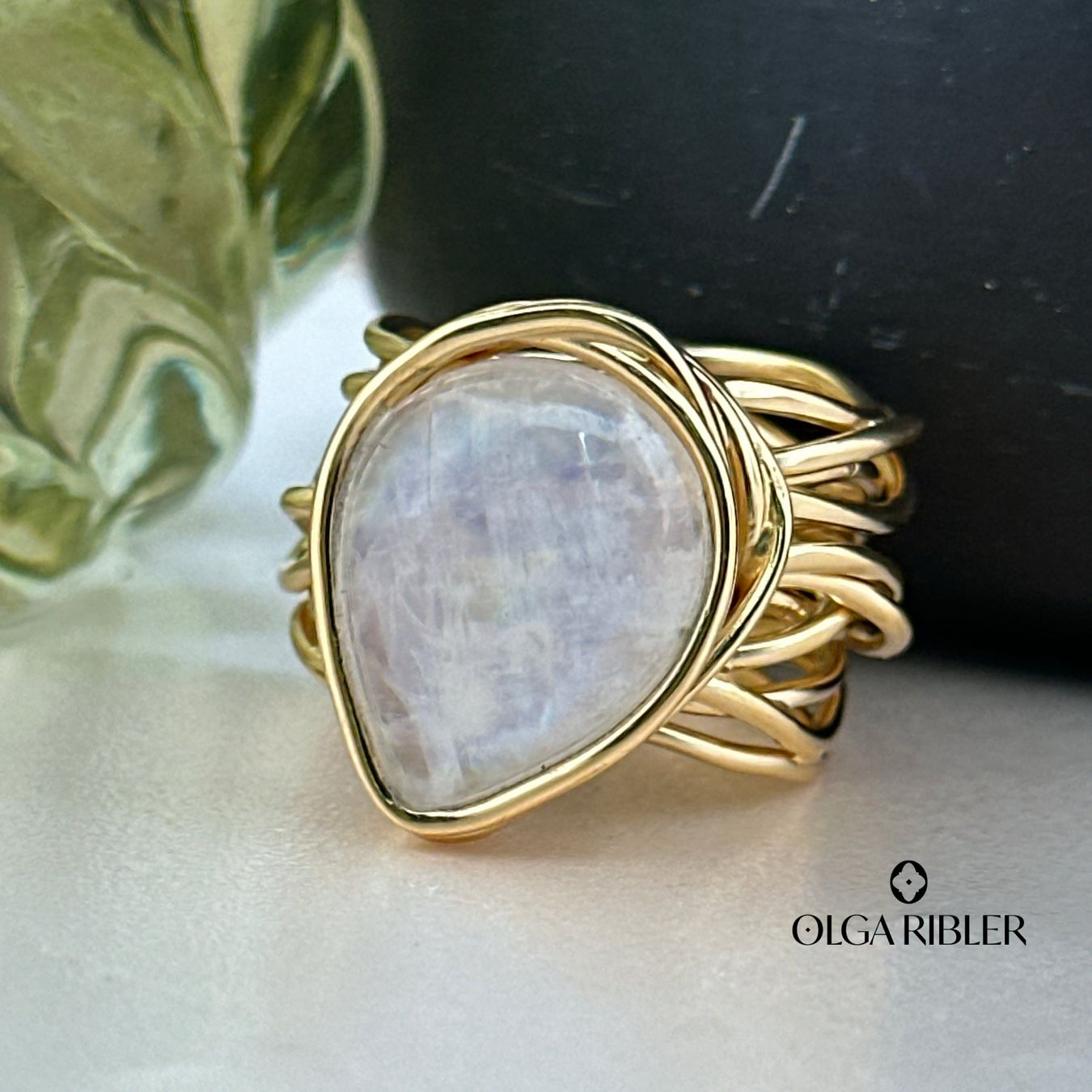 Olga Ribler Anelli: Spaghetti-Ring mit  Regenbogen-Mondstein Gr 57 – Nuovo (secondo la descrizione) da Luzern venduto da Schmuckoutlet 2
