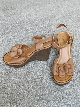 Sandalen von Cube mit Keilabsatz und Blumen, Gr.37