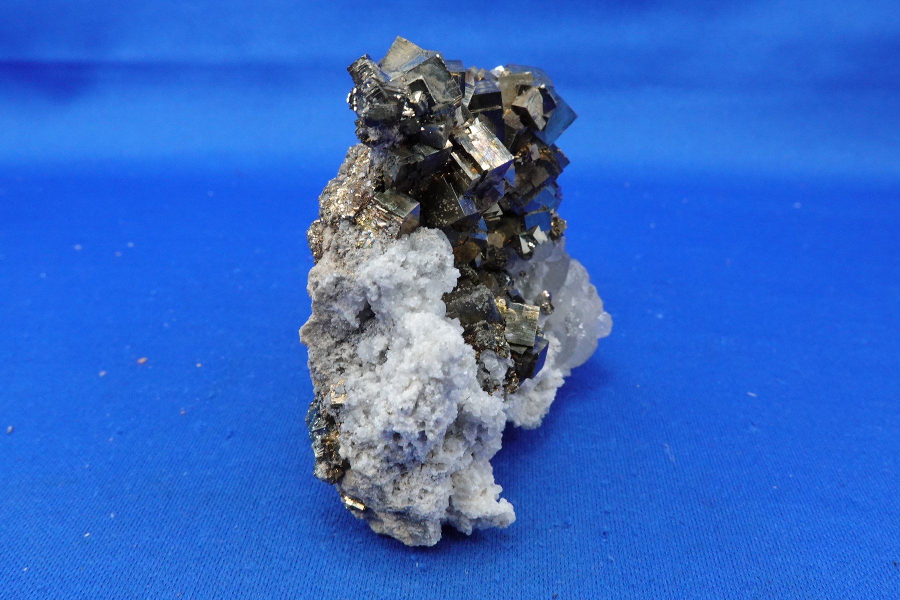 Minerali & Pietre curative: Pyrit auf Calcit (UV) – Usato da Schinznach Bad venduto da Demerald 6