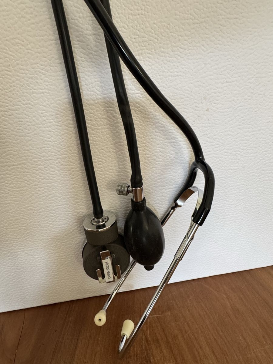 Omron Medizinische Geräte: Blutdruckmessgerät Omron Sphygmomanometer mit Stethoskop – Gebraucht aus Zürich von Nobs1 7