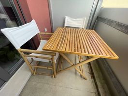Bambustisch mit passenden Stühlen