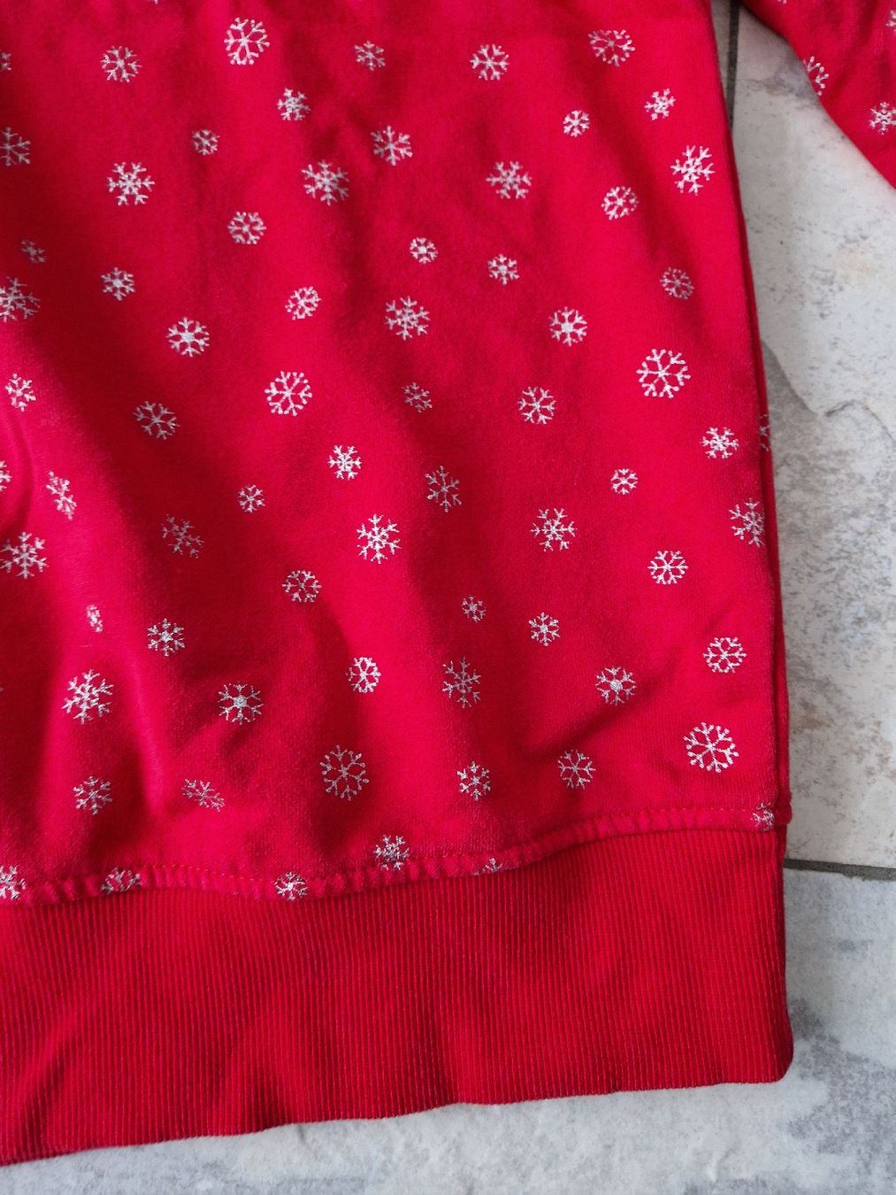 Maglioni & Felpe: Roter Esmara Kapuzenpullover mit Schneeflocken, Grösse S – Usato da Niederrohrdorf venduto da Miripfiri 1