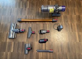 Dyson V10 mit viel Zubehör Akku u Filter neuwertig!!