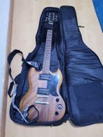 SG-Gitarre, Marshall MG15CDR Verstärker und Effektpedale.