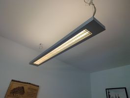 Schlichte, moderne Pendelleuchte fürs Homeoffice