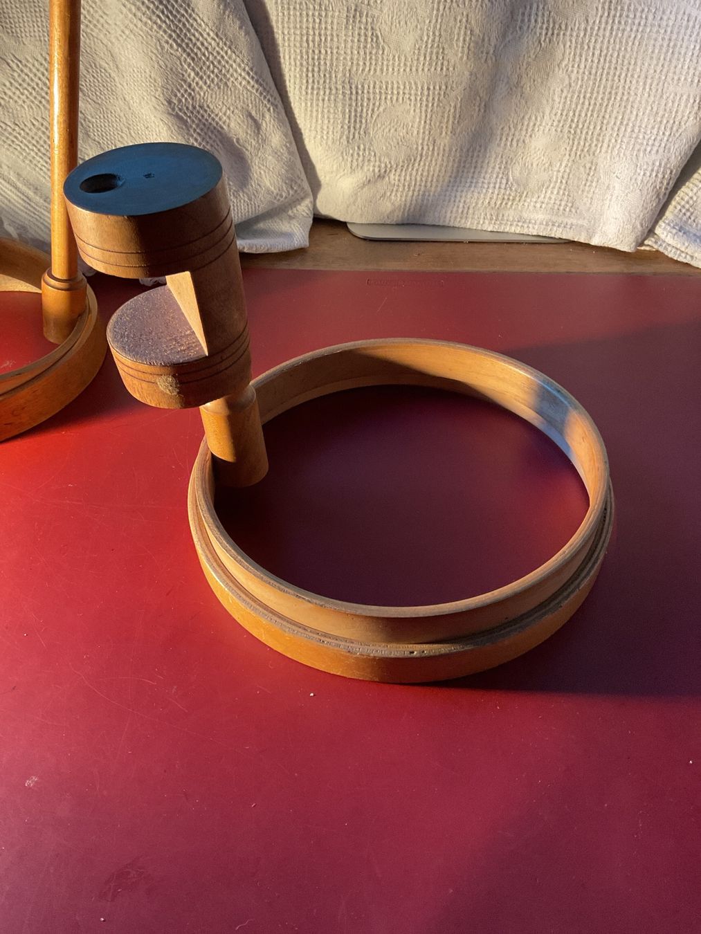 Cerchi da ricamo: 3 Stickrahmen, Holz, 2 ohne Halterung – Usato da Tecknau venduto da Gluschtikum 3