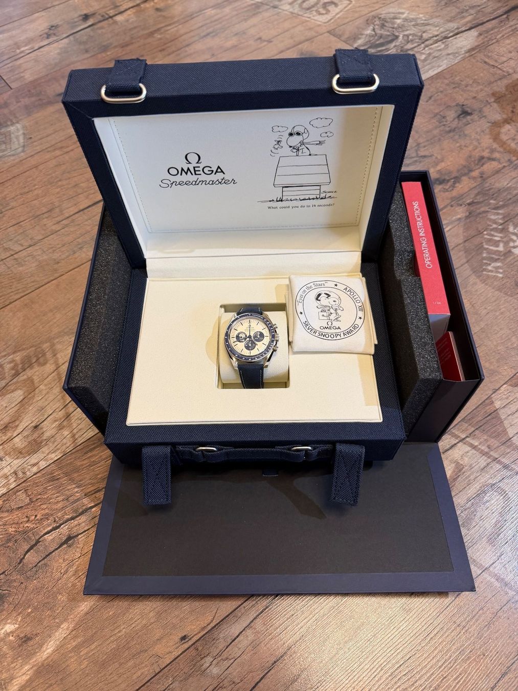 Omega Orologi: Omega Speedmaster Professional Moonwatch Silver Snoopy Award – Nuovo (secondo la descrizione) da Lyssach venduto da 991.1 2