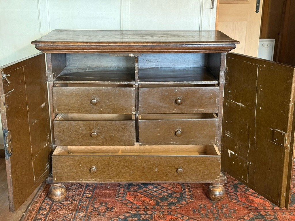 Credenze: Antiker kleiner Schrank oder Buffet, Barock, 18' Jahrhundert – Usato da Agriswil venduto da Windcheetah 3