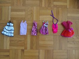 Lot de vêtements de poupée Barbie - parfait pour l'été!