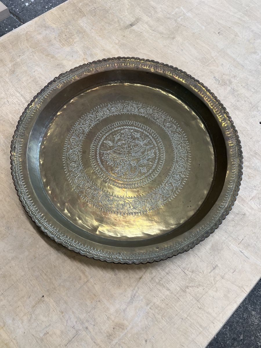 Piatti di portata: Rundes Messingtablett mit Gravur ca. 58cm Durchmesser – Usato da Perlen venduto da Chregle1