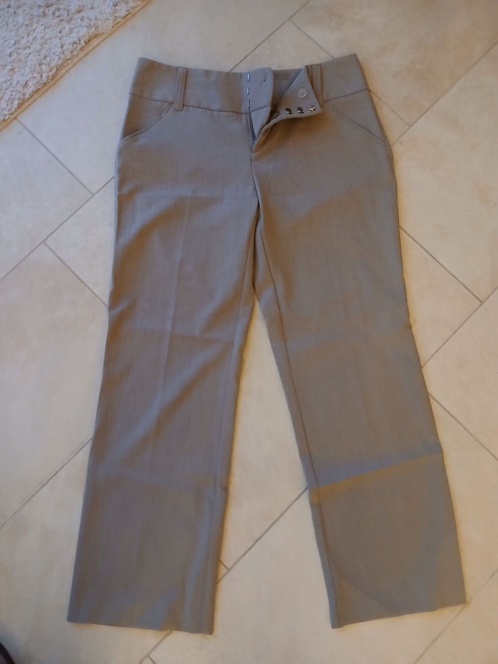 Pantaloni: Daisy Fuentes Sommerhose, grau Gr. 6 – Usato da Liestal venduto da piperpa