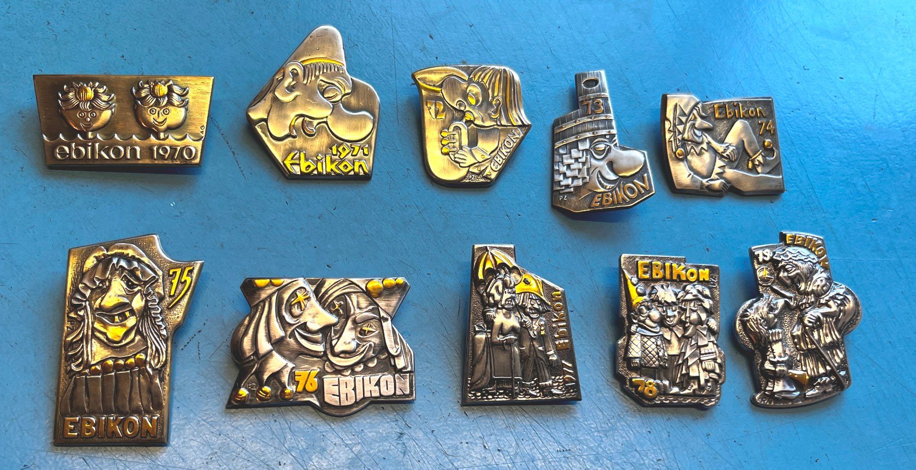 Placchette & Badge: Fasnachtsplaketten Ebikon,  Teilvergoldet. – Usato da Obernau venduto da Wgnom