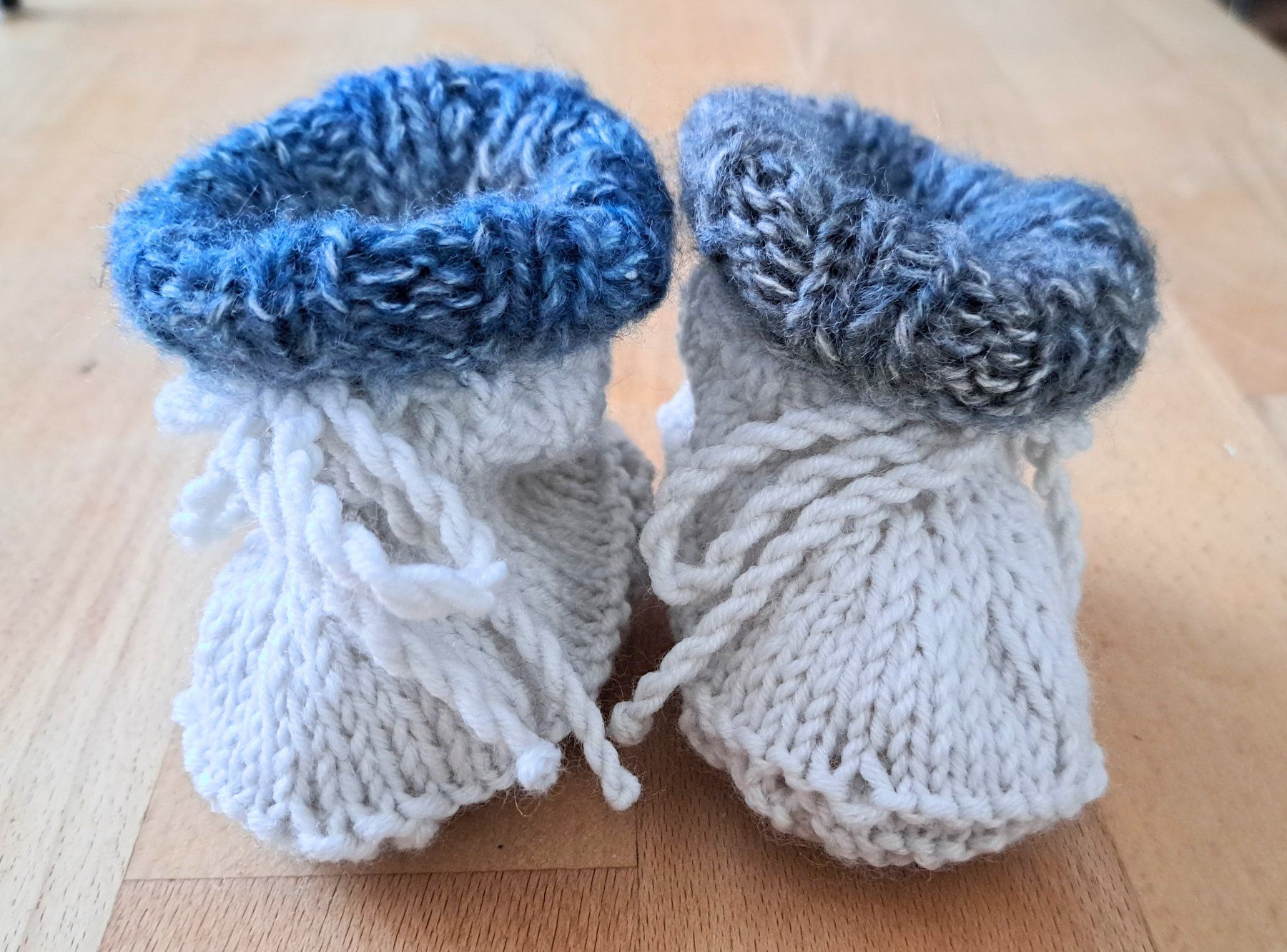 Scarpe per ragazzi: Handgestrickte Babyschuhe/Finkli – Nuovo (secondo la descrizione) da Waldenburg venduto da Sysilu 1