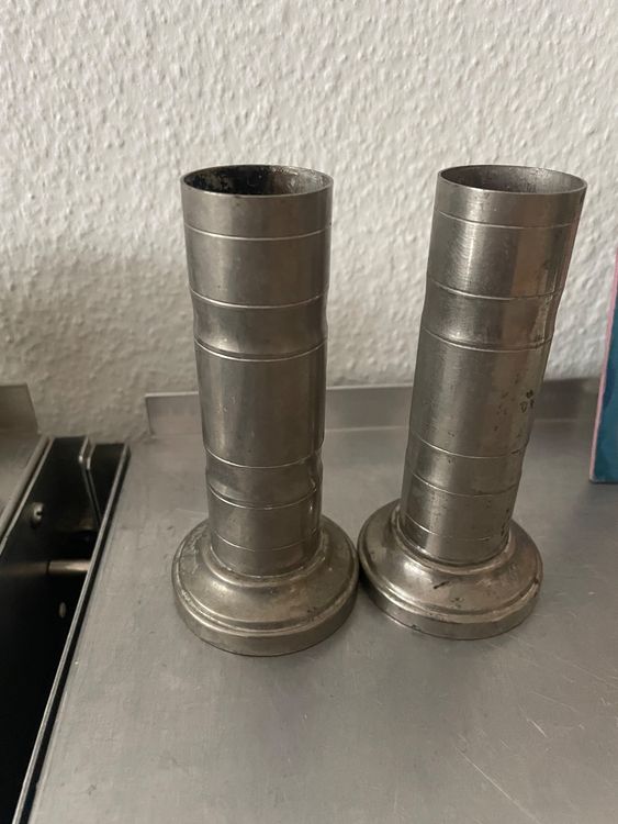 Paire de bougeoirs à colonne en étain et nickel - En vente sur France
