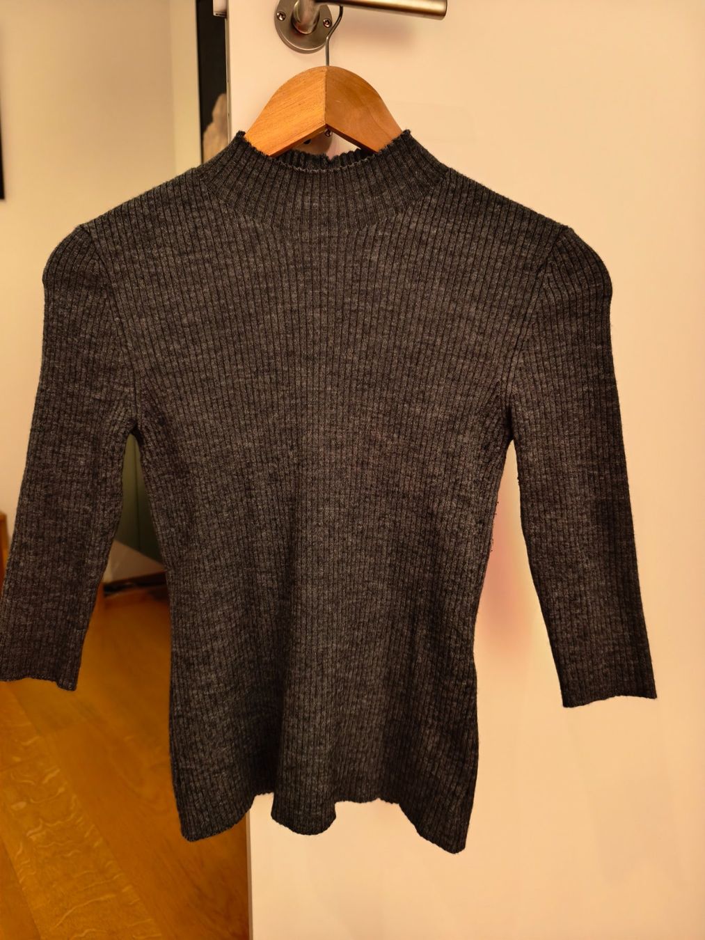 Maje Maglioni & Felpe: Maje Rippstrickpullover S mit auffälligem Rücken – Usato da Zürich venduto da DIMN