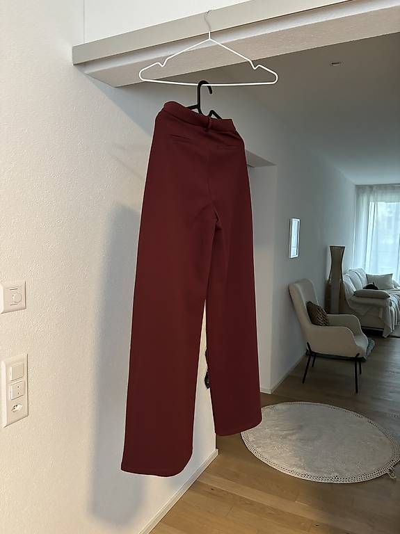 Pantaloni: Bordeauxrote Stoffhose, Gr. 36 – Usato da Tübach venduto da AldinaHuskic 1