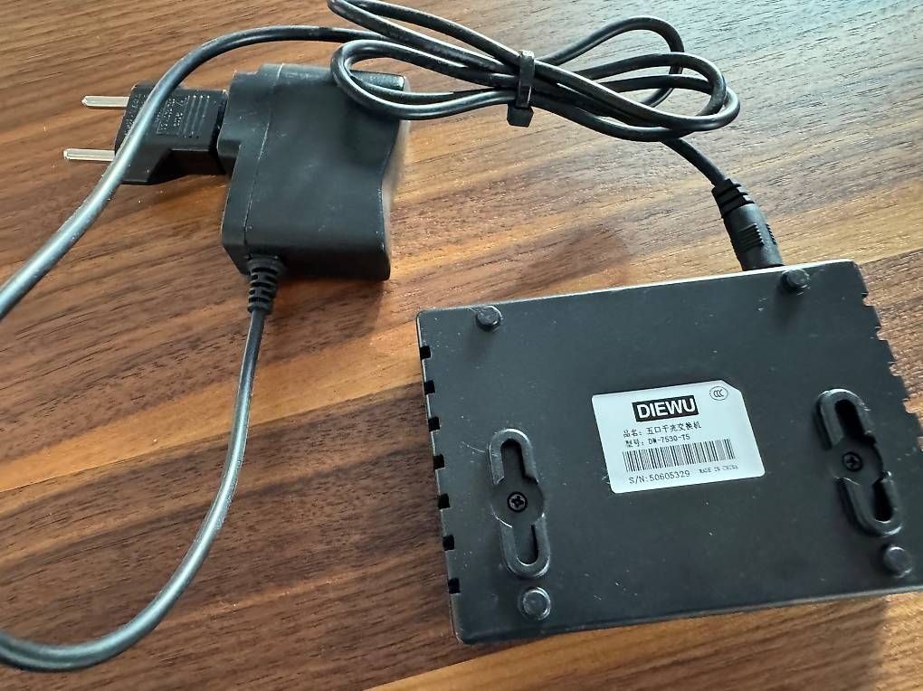 Hub & Switch: 5-Port Gigabit Ethernet Switch mit Netzteil – Usato da Pfäffikon SZ venduto da haifisch82 4