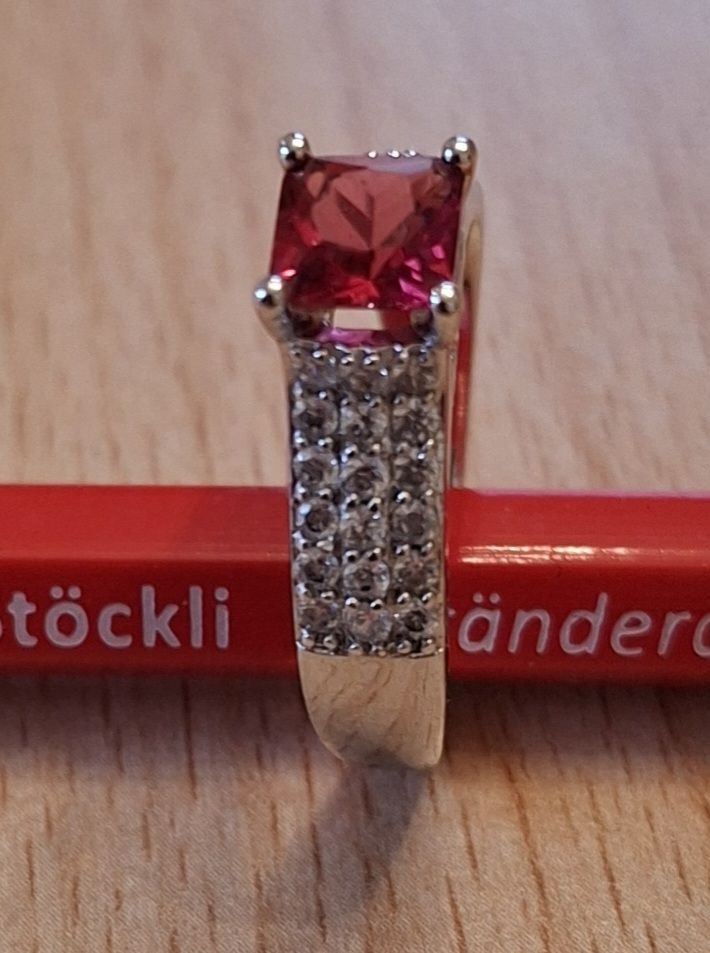Anelli: Schöner Finger-Ring (Modeschmuck) mit rotem Stein. – Usato da Bern venduto da chuderluri01