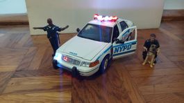 Modellauto Polizei USA 1/18, realist. Licht/Sound Effekte -1