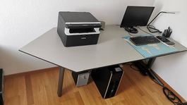 Bürotisch  schlicht & geräumig
