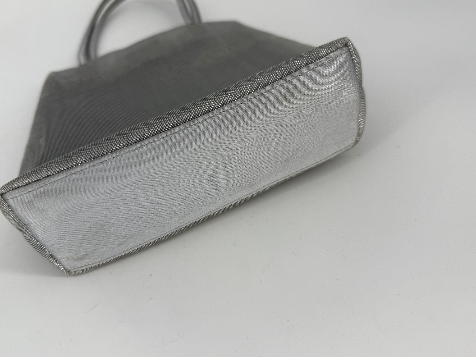 Kindertaschen: silberne Kinder Handtasche mit Blumenmuster – Gebraucht aus Auenstein von moin. 2