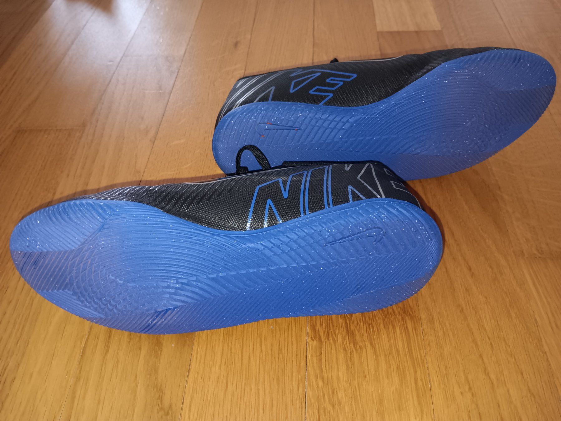 Nike Scarpe per ragazzi: Hallenfussball Schuhe ,Gr.38 – Nuovo (secondo la descrizione) da aarburg venduto da macacito 1