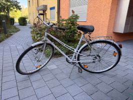 Weisses Velo mit pinken Blumen