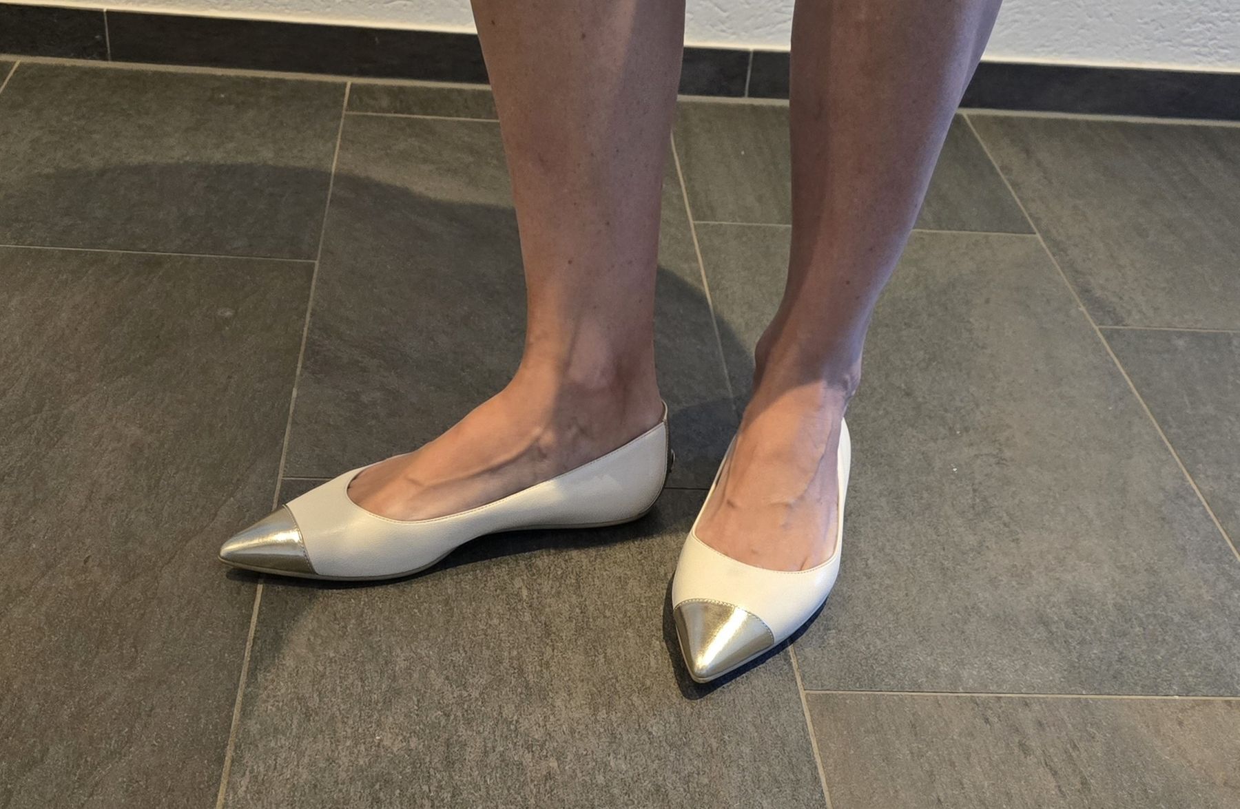 Jimmy Choo Damenschuhe: Jimmy Choo Ballerinas, Gr. 38.5 créme/gold – Gebraucht aus Aesch ZH von Strandhaus 4
