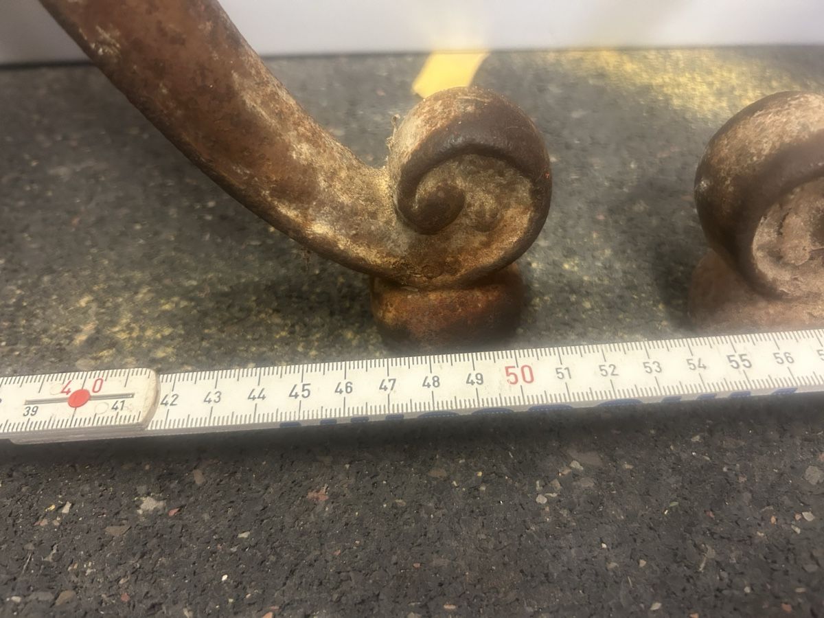 Altri mobili d'antiquariato: Tischbeine Guss – Usato da Wangen ZH venduto da Brihint 6