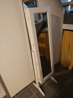 Eleganter Schmuckschrank mit Ganzkörperspiegel