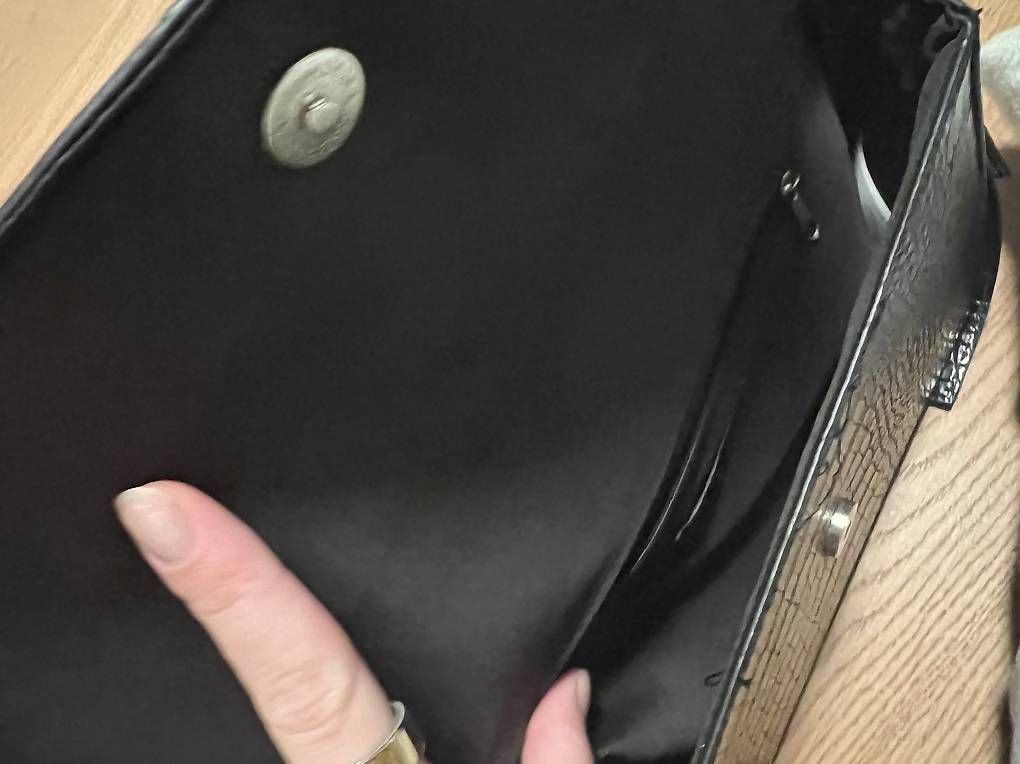 Taschen für Damen: Kleine, schwarze Tasche in Lederoptik – Gebraucht aus Sevelen von ale_v29l 2