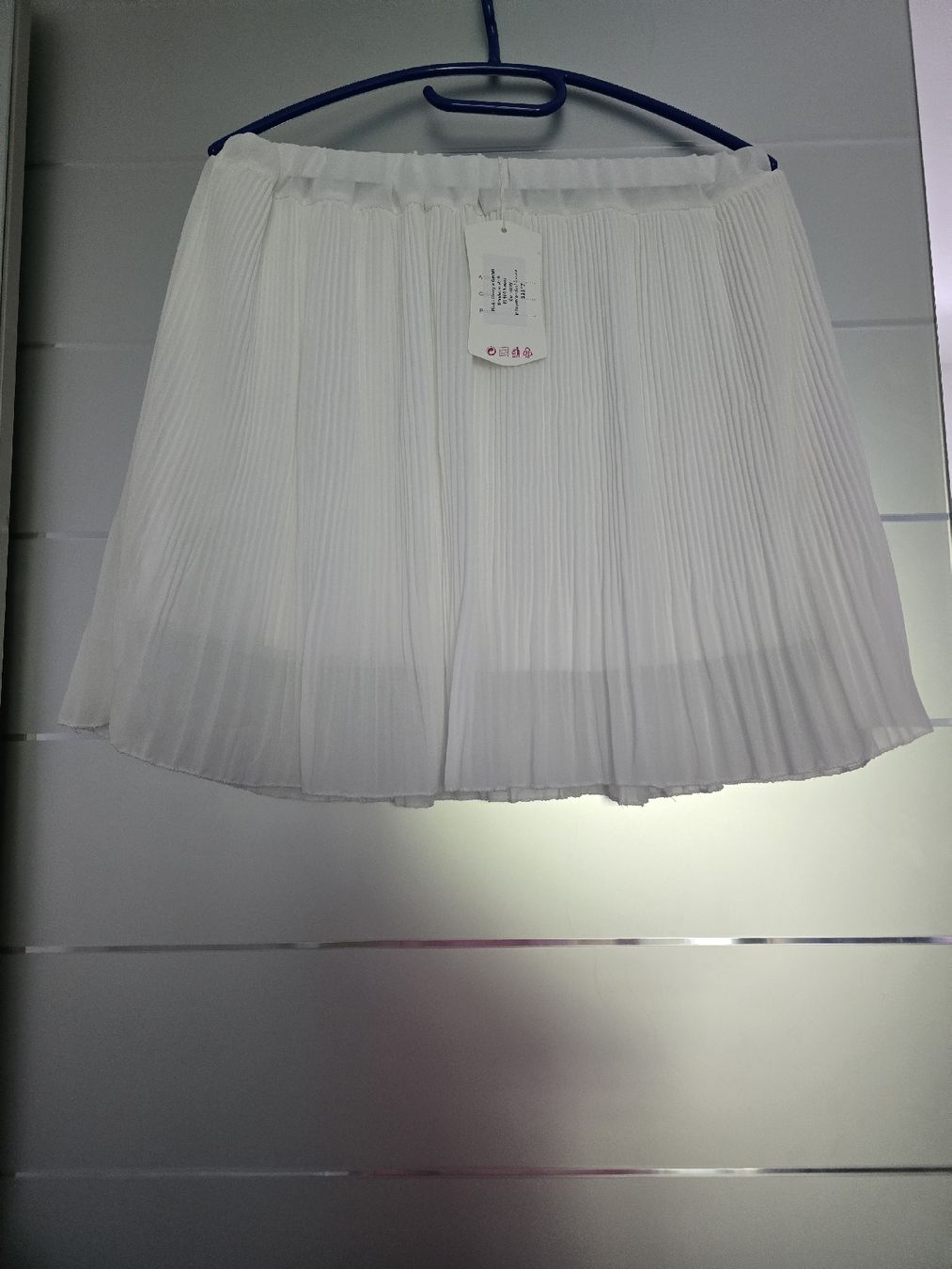 Gonne: Weiße plissierte Mini-Jupe, elastischer Bund – Nuovo (secondo la descrizione) da Winterthur venduto da Winnia 1