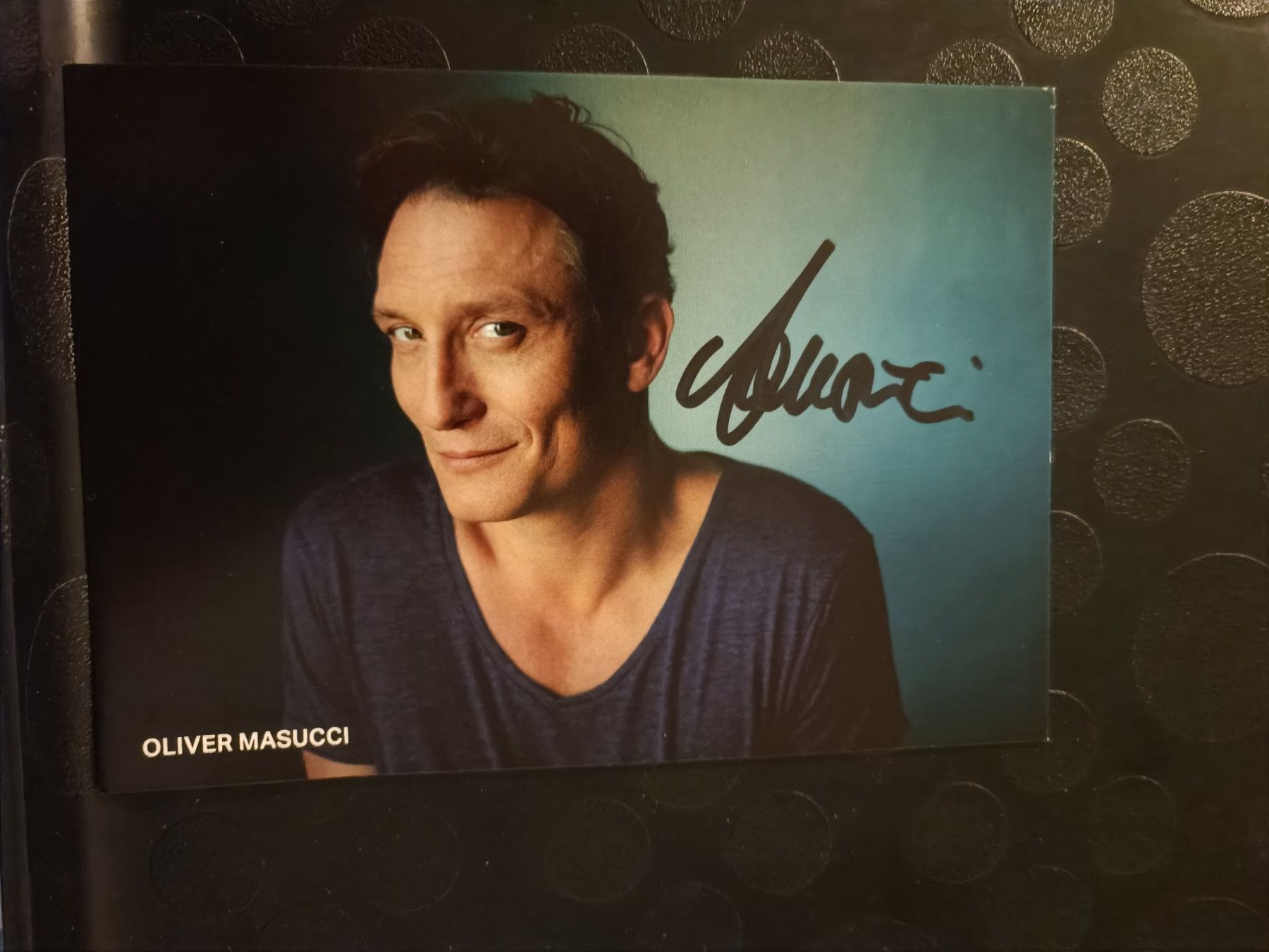 Autografi: Oliver Masucci  - handsigniert – Usato da Menziken venduto da Artographs