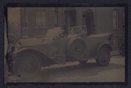 Fotografie Ferrotypie junge Frau im Auto