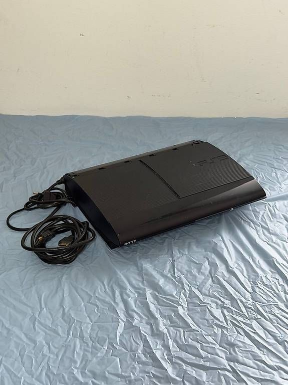 Console: PS3 Super Slim 500GB sans manette – Usato da Ulmiz venduto da CrisCom