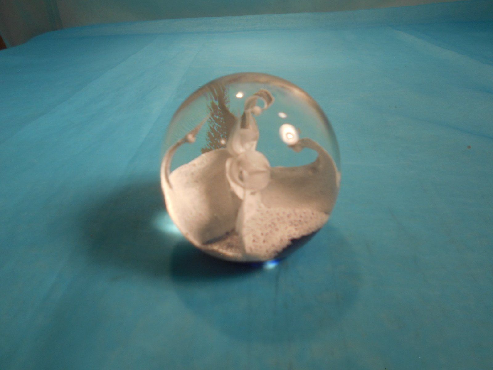 Statuette: Glaskugel, Paperweight, blauer Boden, weisse Figur – Nuovo (secondo la descrizione) da Bellach venduto da JingleCherry 1