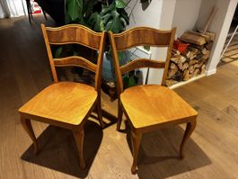 2 Holzstühle im Vintage Stil