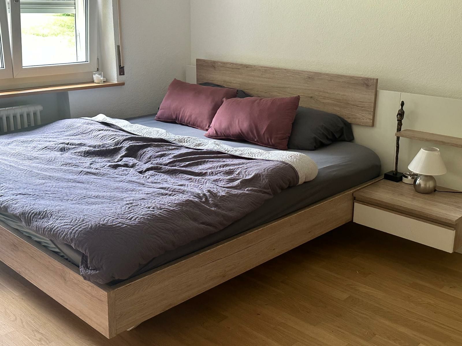 Letti: Doppelbett Eiche Optik mit Nachttisch und Bettlampe – Nuovo (secondo la descrizione) da Winterthur venduto da den_tc88
