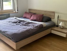 Doppelbett Eiche Optik mit Nachttisch und Bettlampe